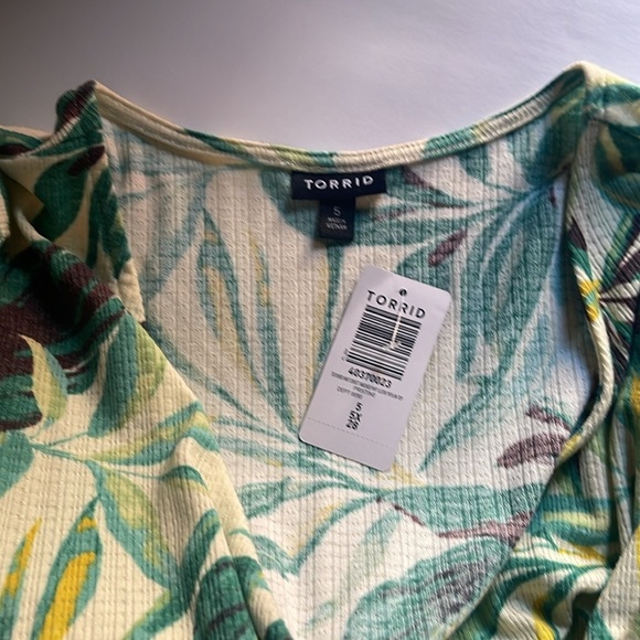 TORRID Floral Green Wrap Top 5X - Picture 7 of 7